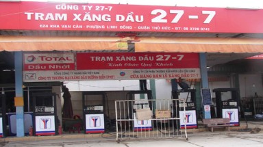  TP.HCM: Triều cường, nước tràn vào bồn xăng?