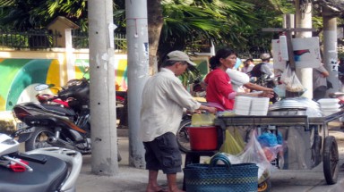 Thức ăn độc hại trước cổng trường