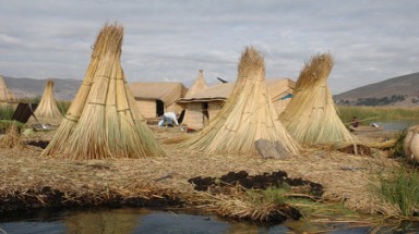 Đảo lau sậy trên hồ Titicaca 