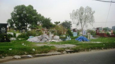 Rùng mình sống chung với nghĩa trang 