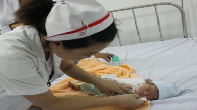  Cháu bé bị vứt trong thùng rác vẫn khỏe mạnh