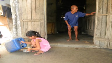  Ở ven sông nhưng vẫn... "khát" nước 
