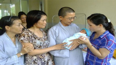 Bỏ bé sơ sinh trước cổng chùa