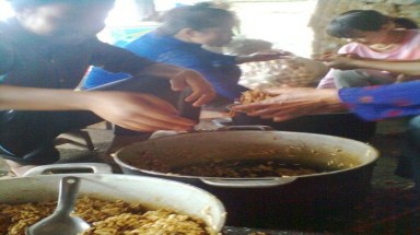  Cận cảnh bỏng ngô lẫn ruồi chết