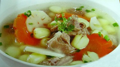  Chân giò hầm hạt sen ấm lòng ngày đông