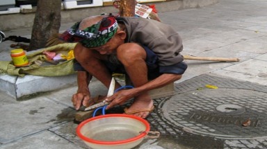  Cụ ông 93 tuổi mài dao kiếm sống