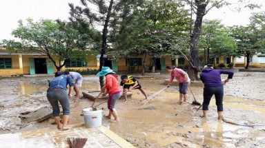  Cứu trợ lũ lụt: Sao cứ là mì tôm, nước mắm?