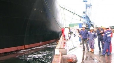 Dung Quất: vỡ ống, dầu tràn ra cảng.