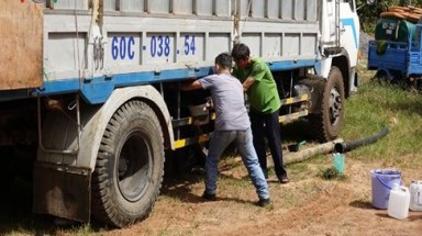  Bà Rịa-Vũng Tàu: Bắt quả tang xe xả trộm dầu nhớt cặn ra suối, hồ nước 