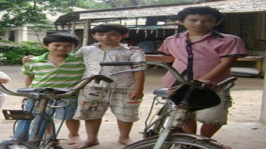  Cha mất, mẹ bỏ đi, bé 15 tuổi gánh gồng nuôi 2 em ăn học