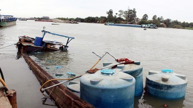  Thuyền chở hàng chục tấn hóa chất chìm ở sông Đồng Nai