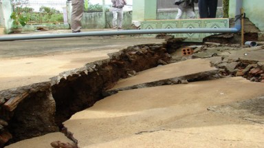  UBND tỉnh Lâm Đồng cần quan tâm đến tính mạng của các hộ dân sinh sống tại khu vực sụt lún đường Nguyễn Văn Trỗi, thị trấn Di Linh