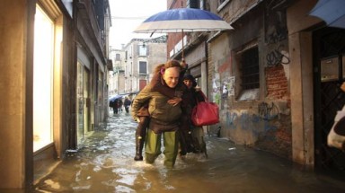  Lũ lớn, khiến  thành phố Venice chìm trong nước.  