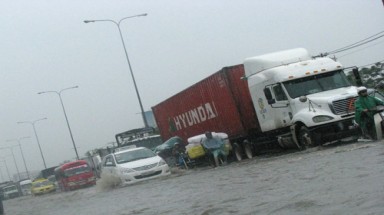Mưa lớn, quốc lộ 1A biến thành biển nước