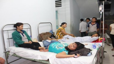  Hàng trăm công nhân nhập viện vì ngộ độc thực phẩm