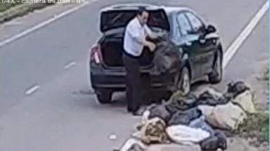 Hà Tĩnh:Cựu cán bộ chất đầy rác sau cốp xế hộp rồi vứt bên đường