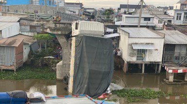  Xe tải chạy bất chấp biển cấm, gây sập cầu Thiên Hộ