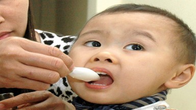 Uống nước cam, ăn sữa chua vẫn bị táo bón.