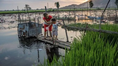 Nhà xây to, hoành tráng nhưng phòng vệ sinh vẫn bé, tối, khai và đầy muỗi