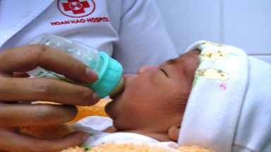 Bỏ con vào túi ni lông, vứt thùng rác