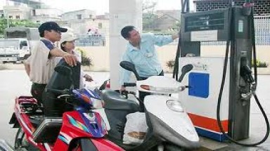  Khống chế mứt  trần " phí hoa hồng " xăng dầu