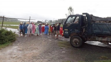   Phú Yên: Dân tự lập gác chắn vì xe tải cày nát đường 