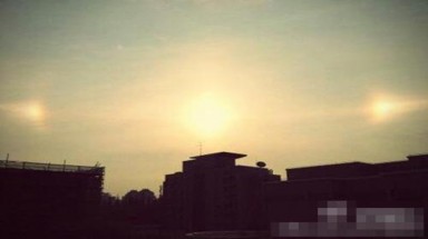    Ba mặt trời xuất hiện cùng lúc, người dân sợ... tận thế