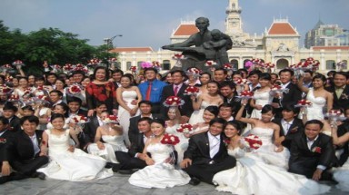  TP.HCM: 120 đôi công nhân lên xe hoa ngày 12-12-2012