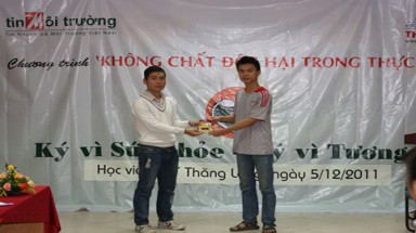  Trao quà người  thứ 100 ủng hộ Dự án “Không chất độc hại trong thực phẩm” trên Facebook 