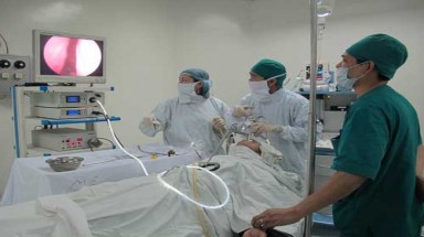 Gắp thành công đỉa bám nhiều ngày trong thanh quản