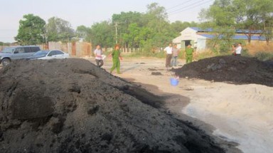 TP HCM: Phát hiện hành vi đổ bùn thải công nghiệp sai quy định 