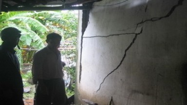  Hàng chục hộ dân sống trong lo sợ nứt đất