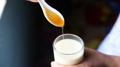  Thực hư mật ong uống với sữa đậu nành gây chết người