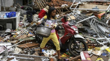  Hơn 400 người chết, người sống sót thiếu ăn sau sóng thần Indonesia
