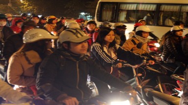 Hàng triệu người đổ ra đường đón Noel, nhiều nơi ùn tắc nghiêm trọng