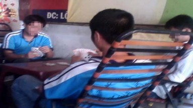  Sinh viên trốn học đi... đánh bạc