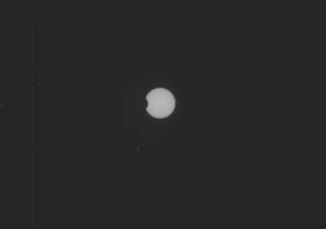 Vệ[-]tinh[-]Phobos[-]của[-]sao[-]Hỏa[-]che[-]khuất[-]một[-]phần[-]nhỏ[-]đĩa