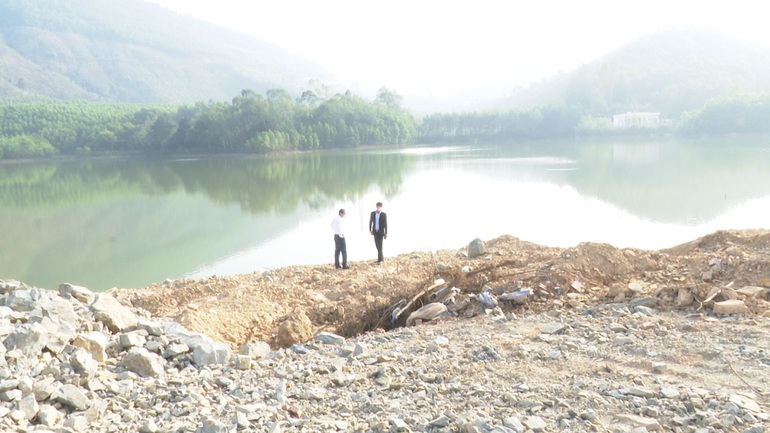 Vĩnh[-]Phúc:[-]Ngang[-]nhiên[-]đổ[-]đất,[-]lấn[-]chiếm[-]hồ[-]ở[-]thành[-]phố[-]Phúc[-]Yên