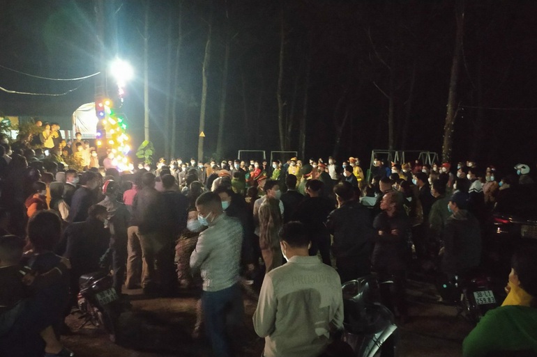 Hà[-]Tĩnh:[-]Tạm[-]giữ[-]sư[-]trụ[-]trì[-]và[-]3[-]người[-]cưa[-]hạ[-]cây[-]thông[-]trước[-]cửa[-]chùa[-]Chân[-]Tiên