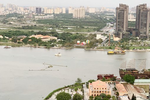 Đổ[-]bao[-]cát[-]xuống[-]sông[-]Sài[-]Gòn[-]để[-]bảo[-]vệ[-]vỏ[-]hầm[-]Thủ[-]Thiêm