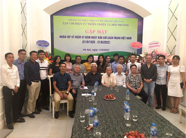 Tạp[-]chí[-]điện[-]tử[-]Thiên[-]nhiên[-]&[-]Môi[-]trường[-]tổ[-]chức[-]Gặp[-]mặt[-]chào[-]mừng[-]Ngày[-]Báo[-]Chí[-]Cách[-]mạng[-]Việt[-]Nam(21/6)