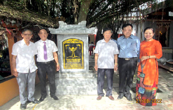 Cây[-]Sanh[-]ôm[-]trọn[-]ngôi[-]miếu[-]cổ[-]ở[-]Hải[-]Phòng[-]được[-]vinh[-]danh[-]Cây[-]Di[-]sản[-]Việt[-]Nam