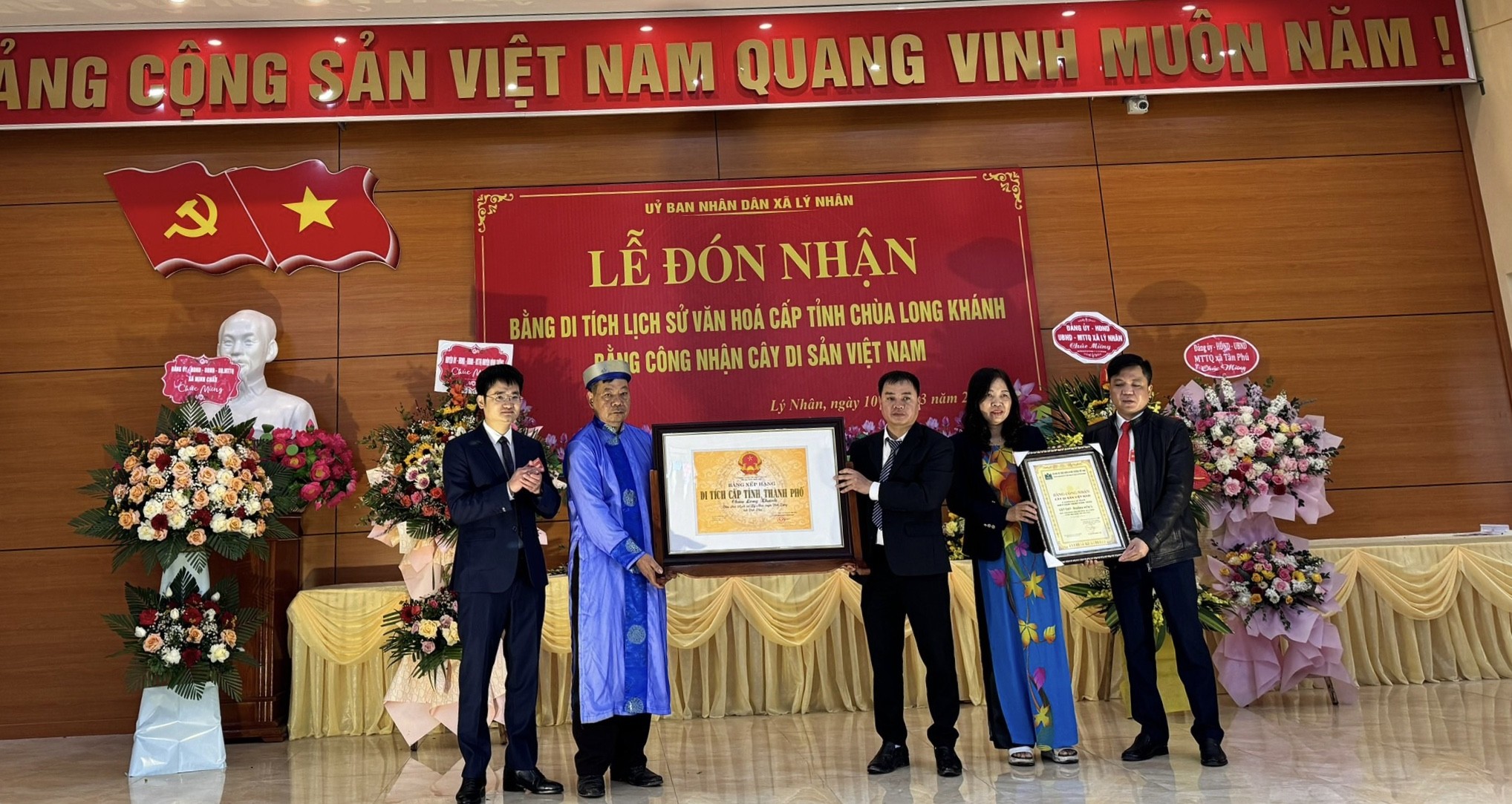 Vỉnh[-]Phúc:[-]Cây[-]Gạo[-]cổ[-]thụ[-]trăm[-]tuổi[-]tại[-]không[-]gian[-]chùa[-]Long[-]Khánh[-]được[-]vinh[-]danh[-]Cây[-]Di[-]sản[-]Việt[-]Nam