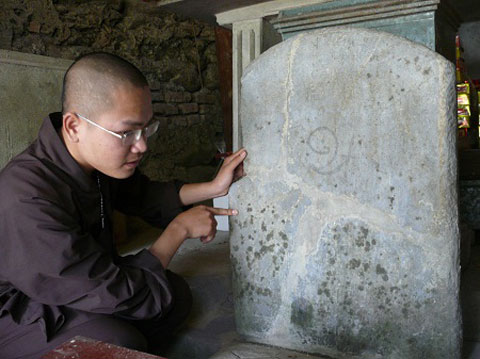 Sư[-]thầy[-]Thích[-]Minh[-]Định[-]bên[-]bia[-]đá[-]cổ[-]có[-]từ[-]thời[-]Tây[-]Sơn[-]