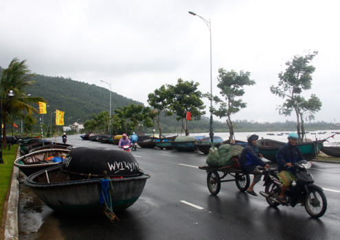 Trong[-]sáng[-]nay,[-]Đà[-]Nẵng[-]có[-]mưa[-]lớn[-]kèm[-]theo[-]gió[-]tại[-]bờ[-]biển[-]dật[-]cấp[-]5[-]-[-]6.[-]Người[-]dân[-]sơ[-]tán[-]tàu[-]thuyền[-]lên[-]chất[-]đầy[-]đường[-]Hoàng[-]Sa,[-]ven[-]biển[-]Đông.