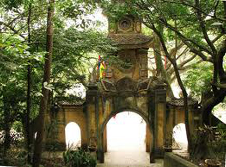 Cổng[-]tam[-]quan[-]vào[-]đền[-]Cao.[-]