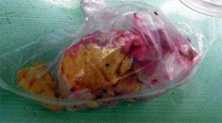 Lòng[-]trắng[-]trứng[-]có[-]màu[-]sắc[-]tím[-]đỏ,[-]người[-]dân[-]không[-]dám[-]ăn.[-]
