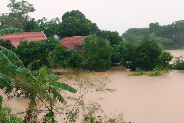 Người[-]dân[-]Thanh[-]Hóa[-]leo[-]nóc[-]nhà[-]chạy[-]lũ