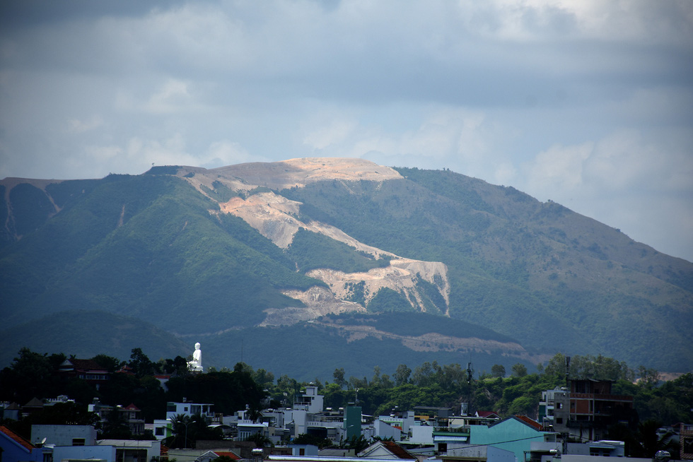 Cận[-]cảnh[-]núi[-]Chín[-]Khúc[-]ở[-]Nha[-]Trang[-]bị[-]băm[-]đứt[-]từng[-]khúc[-]để[-]làm[-]đô[-]thị,[-]biệt[-]thự