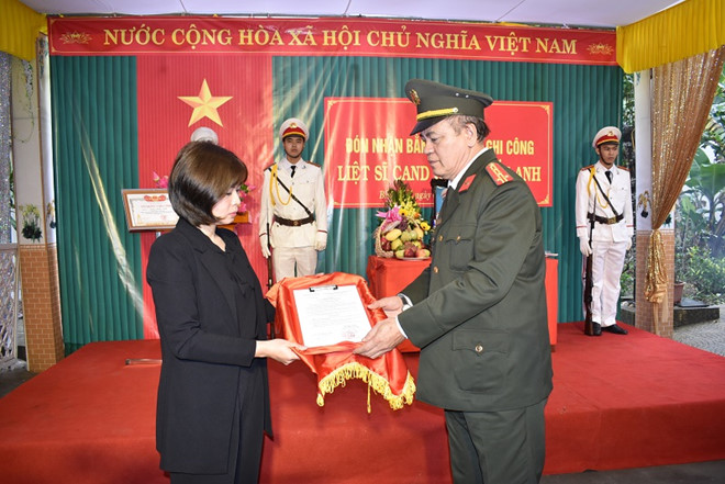 Trao[-]bằng[-]Tổ[-]quốc[-]ghi[-]công[-]cho[-]cảnh[-]sát[-]hy[-]sinh[-]khi[-]chống[-]"cát[-]tặc"